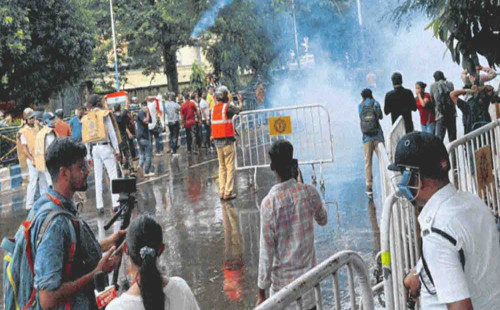‘নবান্ন’ ঘেরাও কর্মসূচির শুরুতেই পুলিশের জলকামান-টিয়ার শেল 