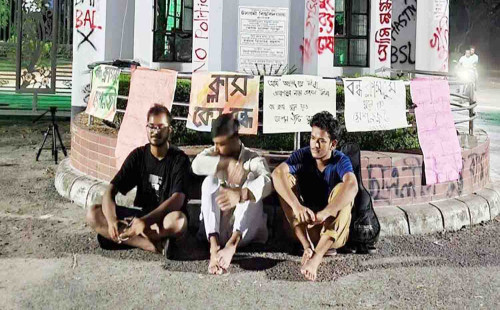 ক্লাস-পরীক্ষা চালুর দাবিতে ফটকে ৩ শিক্ষার্থীর অনশন 