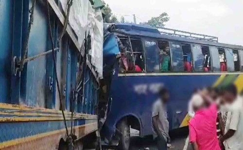 গোপালগঞ্জে বাস-ট্রাক সংঘর্ষে ঝরল ৫ প্রাণ 