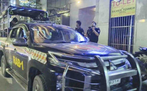 স্বর্ণ-হীরা চোরাকারবারি দিলীপের বাড়ির সামনে র‍্যাবের অবস্থান 