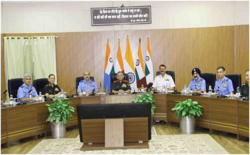 বাংলাদেশ সংকট: শীর্ষ কর্মকর্তাদের বৈঠক ডেকেছে ভারতীয় নৌবাহিনী 