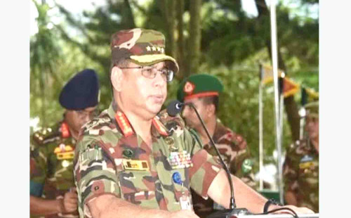 দুর্গম পাহাড়ি সেনা ক্যাম্প পরিদর্শন করলেন সেনাপ্রধান 