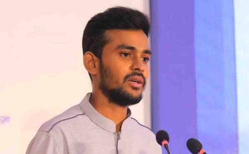 ‘লাল ফিতার দৌরাত্ম্যে আটকে যাচ্ছি’ 