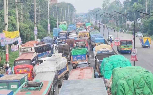 আশুলিয়ায় শ্রমিকদের সড়ক অবরোধে ২০ কিলোমিটার যানজট 