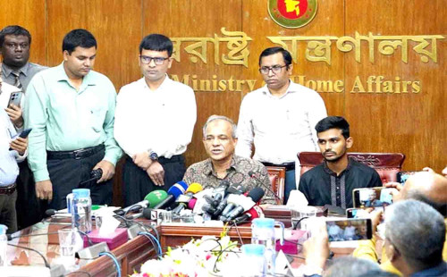 তাঁদের আর পুলিশ বলব না, তাঁরা অপরাধী : স্বরাষ্ট্র উপদেষ্টা 