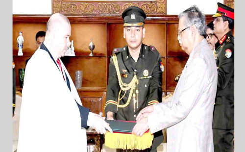 রাষ্ট্রপতির কাছে সুইডেন ও আলজেরিয়ার রাষ্ট্রদূতদের পরিচয়পত্র প্রদান করা হলো। 