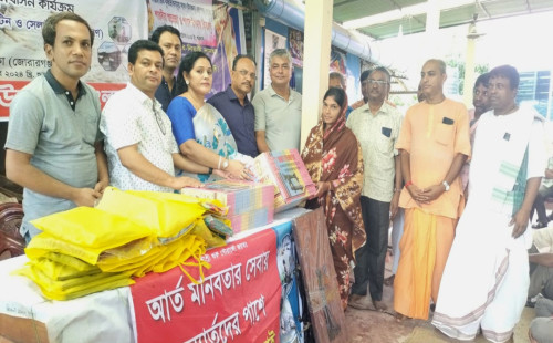 মীরসরাইয়ে বন্যা ক্ষতিগ্রস্তদের সহায়তা: ঢেউটিন, সেলাই মেশিন ও বস্ত্র বিতরণ