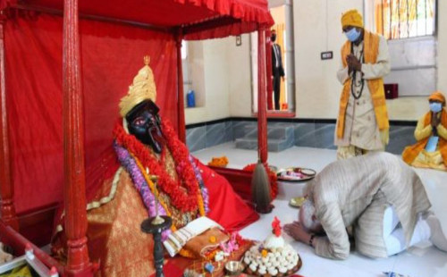 মন্দিরের সিসি ফুটেজে ধরা পড়ল চোর: তিন মিনিটে সোনার মুকুট চুরি 