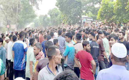 ঢাকা-চট্টগ্রাম মহাসড়কে শ্রমিক বিক্ষোভ: দীর্ঘ যানজটের সৃষ্টি 