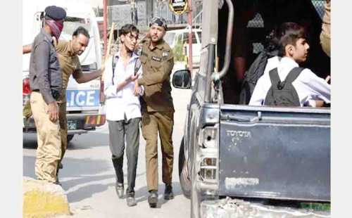 লাহোরে শিক্ষার্থীদের প্রতিবাদ-বিক্ষোভ: সব শিক্ষা প্রতিষ্ঠান বন্ধ